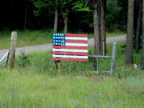 GDMBR: Someone had painted a shipping pallet as an American Flag.